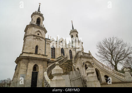 Fassade des Bykovo Neo-gotische Kirche, Russland. Stockfoto