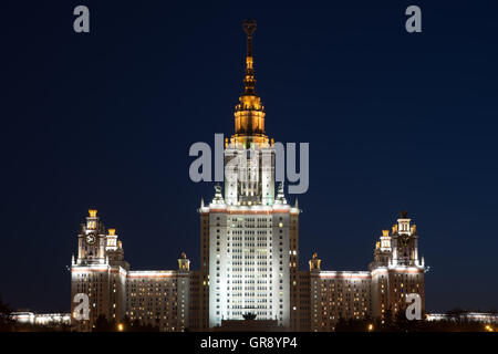 Lomonossow-Universität Moskau in der Nacht. Stockfoto