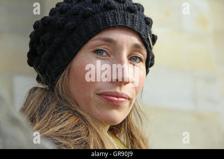 Gesicht einer jungen Frau im Herbst mit Hut Stockfoto