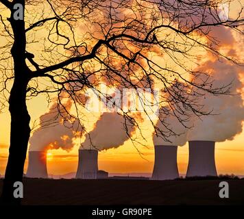 Atomkraftwerk Cattenom, Lothringen, Frankreich, im Abendlicht Stockfoto