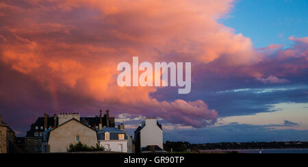 Sonnenuntergang In Saint Malo, Bretagne, Frankreich Stockfoto