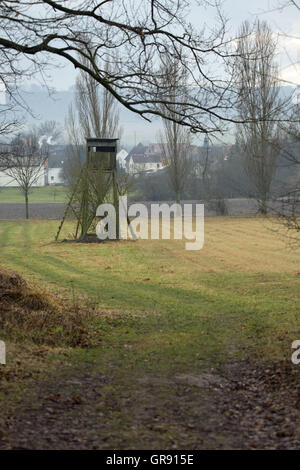 Hochsitz für Jäger auf einer Wiese Stockfoto