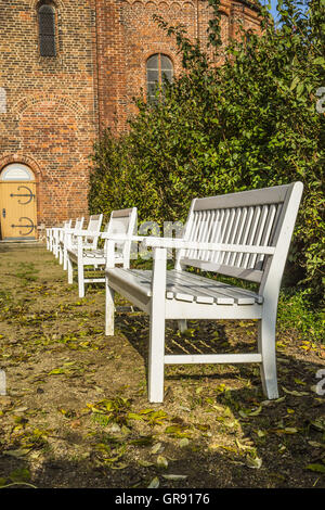 Weiße Holzbänke in der St. Maria Kirche In Bergen, Rügen, Mecklenburg-Vorpommern Stockfoto