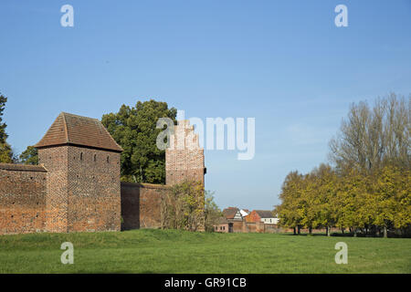Mauern der alten Stadt Wittstock Dosse mit Türmen im Herbst, Mecklenburg Stockfoto
