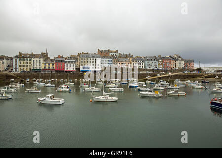 Altstadt und Hafen von Douarnenez In bedeckt, Finistere, Bretagne, Frankreich Stockfoto