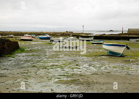 Boote bei Ebbe In der Bucht von Saint-Pierre, Finistere, Bretagne Stockfoto