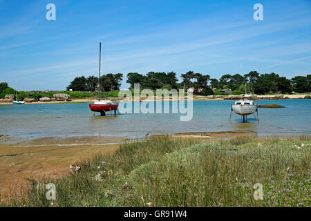 Zwei Boote bei Ebbe In einer Bucht in der Nähe von Ploumanach, Bretagne Stockfoto