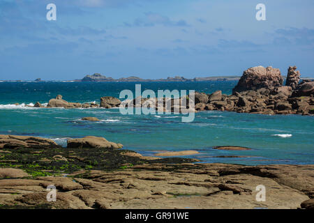 Felsen der rosa Granit Küste In Ploumanach, Bretagne Stockfoto