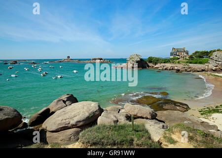 Felsen In einer Bucht in der Nähe Munitionsdepot und Boote, rosa Granit Küste, Bretagne Stockfoto