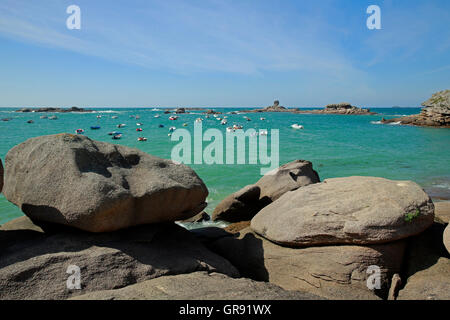 Felsen In einer Bucht in der Nähe Munitionsdepot und Boote, rosa Granit Küste, Bretagne Stockfoto