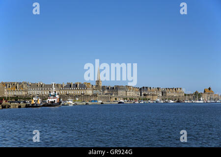 Blick über einen Hafen, die alte Stadt von Saint-Malo, Bretagne, Frankreich Stockfoto