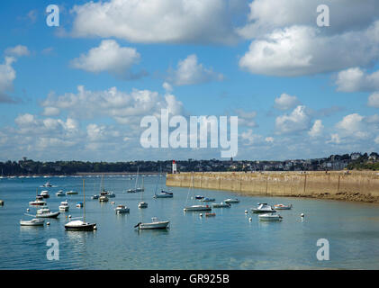 Boote und ein Pier im Hafen von Saint Malo, Bretagne, Frankreich Stockfoto