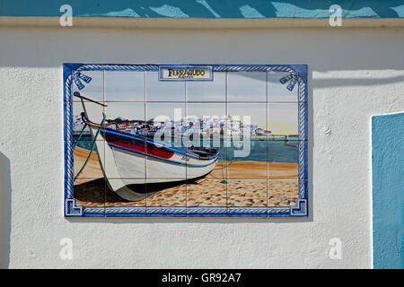 Gekacheltes Bild von einem Haus In Ferragudo, Portugal Stockfoto