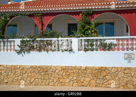 Blumenkästen und Straße Zeichen auf ein Haus In Portugal Stockfoto