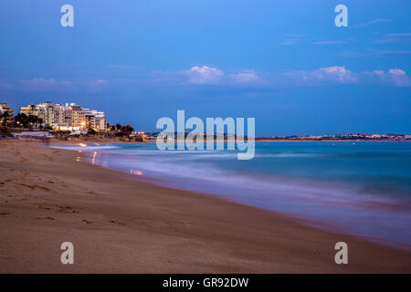 Strand und Felsen an der Algarve im Abendlicht, lange Belichtung, Portugal Stockfoto