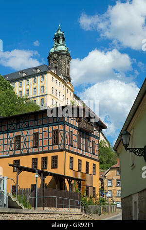 Das Schloss Heidecksburg In Rudolstadt, mit Blick auf Burg Turm von der Altstadt entfernt, Thüringen, Deutschland Stockfoto