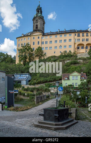 Das Schloss Heidecksburg In Rudolstadt, mit Blick auf Burg Turm von der Altstadt entfernt, Thüringen, Deutschland Stockfoto