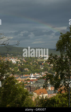 Teilansicht des Pößneck mit bedecktem Himmel und Regenbögen, Thüringen, Deutschland, Europa Stockfoto