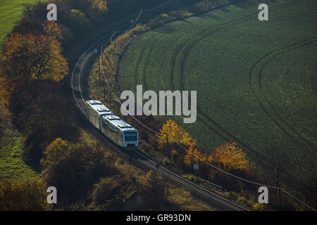 Triebwagen Erfurter Bahn Bei Pößneck im Herbst, Thüringen, Deutschland Stockfoto