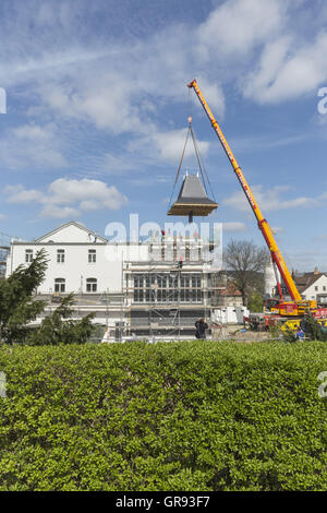 Auto-Kran hebt Spire, Pößnecker Schützenhaus am 22 04 2016, Thüringen, Deutschland Stockfoto