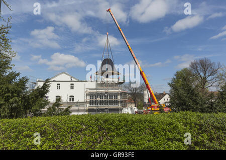 Auto-Kran hebt Spire, Pößnecker Schützenhaus am 22 04 2016, Thüringen, Deutschland Stockfoto