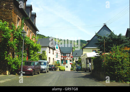 Kröv an der Mosel Straße und Häuser Stockfoto