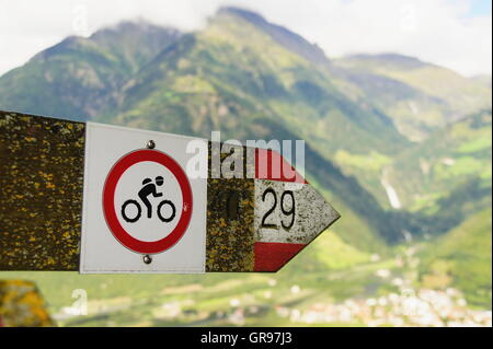 Zeichen-Passage für Radfahrer verboten In Südtirol Stockfoto