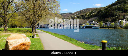 Mosel In Bernkastel-Kues mit Schifffahrt Linien Panorama Stockfoto