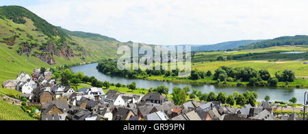 Ürzig und Erden an der Mosel-Panorama im Sommer Stockfoto