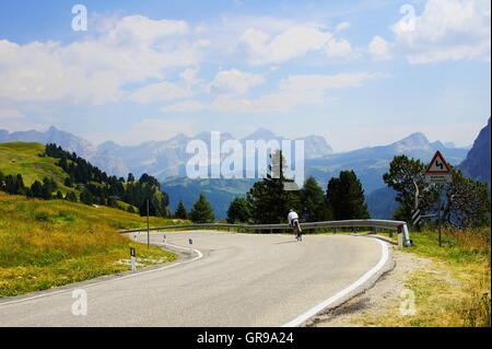 Blick vom Grödner Joch hinunter ins Gadertal mit dem Kreuzkofel-Gruppe im Hintergrund Stockfoto