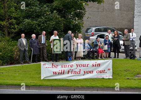 Demonstranten auf 2016 Foyle Pride Parade in Londonderry, Nordirland. © George Sweeney/Alamy Stockfoto