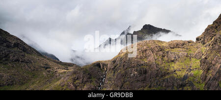 Allt ein "Chaoich-Wasserfall mit Gipfeln Sgurr Dubh Beag und Sgurr Dubh Morr der Cuillin Hills hinter, Isle Of Skye, Schottland, Uni Stockfoto