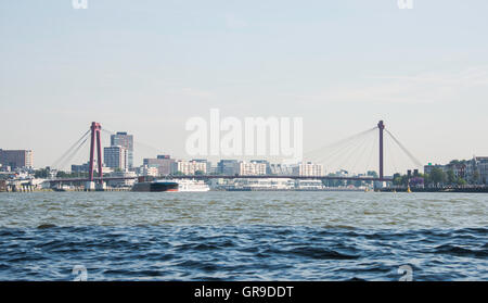 ROTTERDAM, Niederlande - 31. August 2016: Willemsbrug mit der Skyline der Stadt Rotterddam am 31. August 2016 in Rotterdam, das Stockfoto