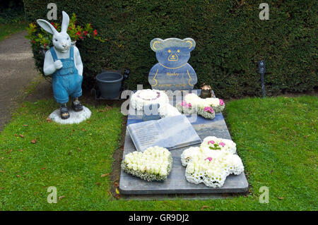 Das Grab eines Kindes mit einer Statue eines Kaninchens mit Blumen drin Stockfoto