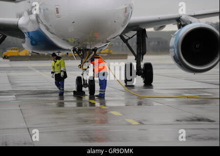 Flughafen-Mitarbeiter am Flughafen Wien Schwechat Stockfoto