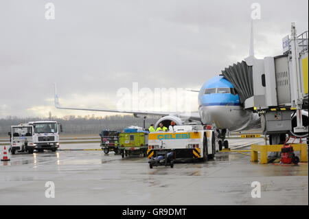 KLM Royal Dutch Airlines am Flughafen Wien Schwechat Stockfoto