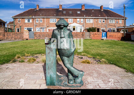 Statue von Andy Capp von Jane Robbins, 2007, Croft Terrace, der Landzunge, Hartlepool, County Durham, England Stockfoto