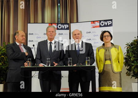 Innenminister Wolfgang Sobotka, Vizekanzler Dr. Reinhold Mitterlehner, Landeshauptmann Erwin Pröll und Ex-Interior Minister Johanna Stockfoto