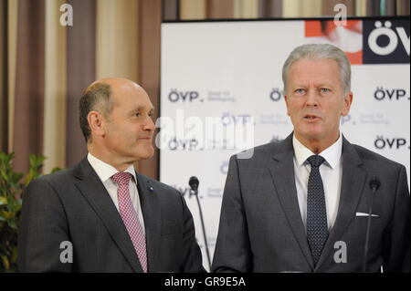 Der österreichische Innenminister Wolfgang Sobotka und Vizekanzler Dr. Reinhold Mitterlehner Stockfoto