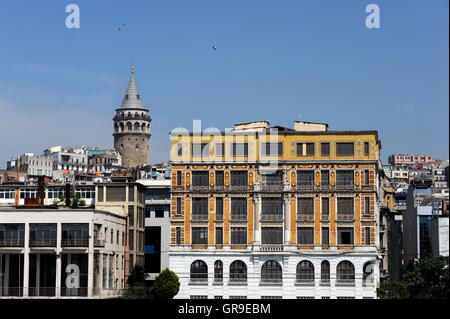 Das Goldene Horn In Istanbul, mit Blick auf den Galata-Turm Stockfoto