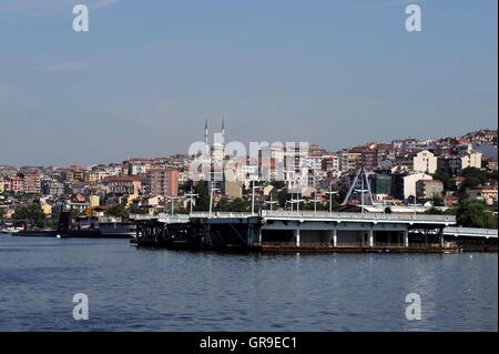 Das Goldene Horn In Istanbul, Reste der alten Galata Brücke Stockfoto