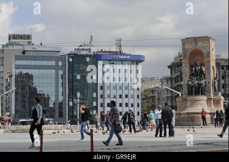 Straßenszene am Taksim-Platz In Istanbul mit Republik-Denkmal Stockfoto