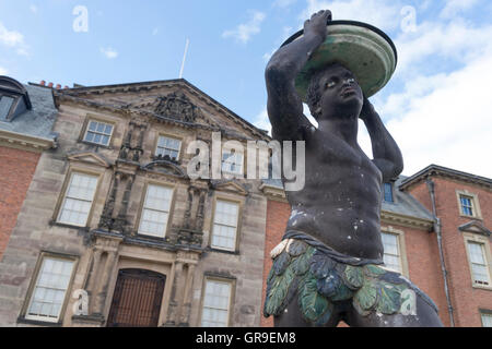 Statue von afrikanischen Moor außerhalb Dunham Massey Hall einen englischen Country House / stattlichen Hause in Trafford, Altrincham, Cheshire Stockfoto