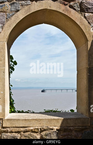 Die viktorianischen Pier als gesehen von einem Bogen in der Suche auf dem Dichter-Walk Teil des Weges bis Church Hill in der Nähe von Clevedon in Somerset Stockfoto