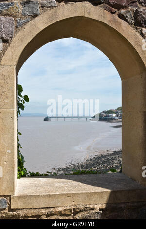 Die viktorianischen Pier als gesehen von einem Bogen in der Suche auf dem Dichter-Walk Teil des Weges bis Church Hill in der Nähe von Clevedon in Somerset Stockfoto