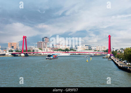 ROTTERDAM, Niederlande - 31. August 2016: Willemsbrug mit der Skyline der Stadt Rotterddam am 31. August 2016 in Rotterdam, das Stockfoto