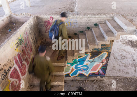 Jerusalem, Israel. Offiziere der Armee gehen Sie die Treppe im jordanischen König Hussein nie vollendet Sommerfrische am Tel-el-Ful Stockfoto