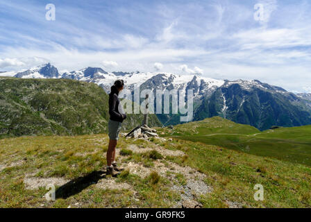 Frau betrachten La Meije Gletscher vom Plateau Emparis, Alpen, Isere, Frankreich, Europa Stockfoto