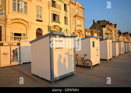 Strandhütten bei Sonnenuntergang in Wimereux, Côte Opale, Pas-de-Calais, Frankreich Stockfoto