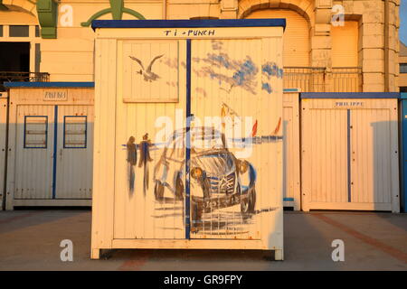 Strandhütten bei Sonnenuntergang in Wimereux, Côte Opale, Pas-de-Calais, Frankreich Stockfoto